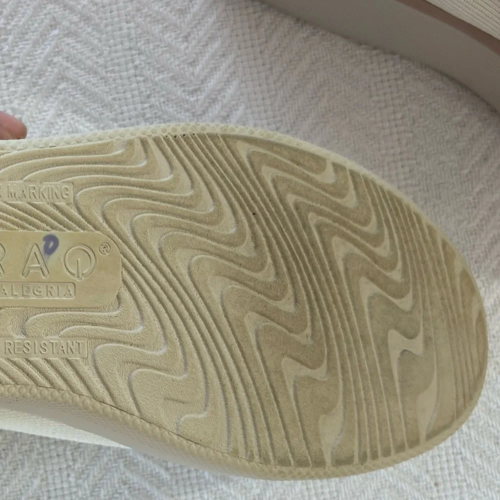 💚Alegria Cream Textured Slip-On Flats